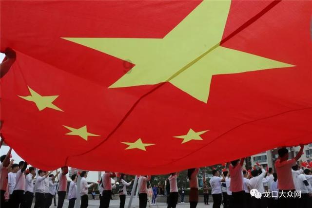 逃离黑与白的房间